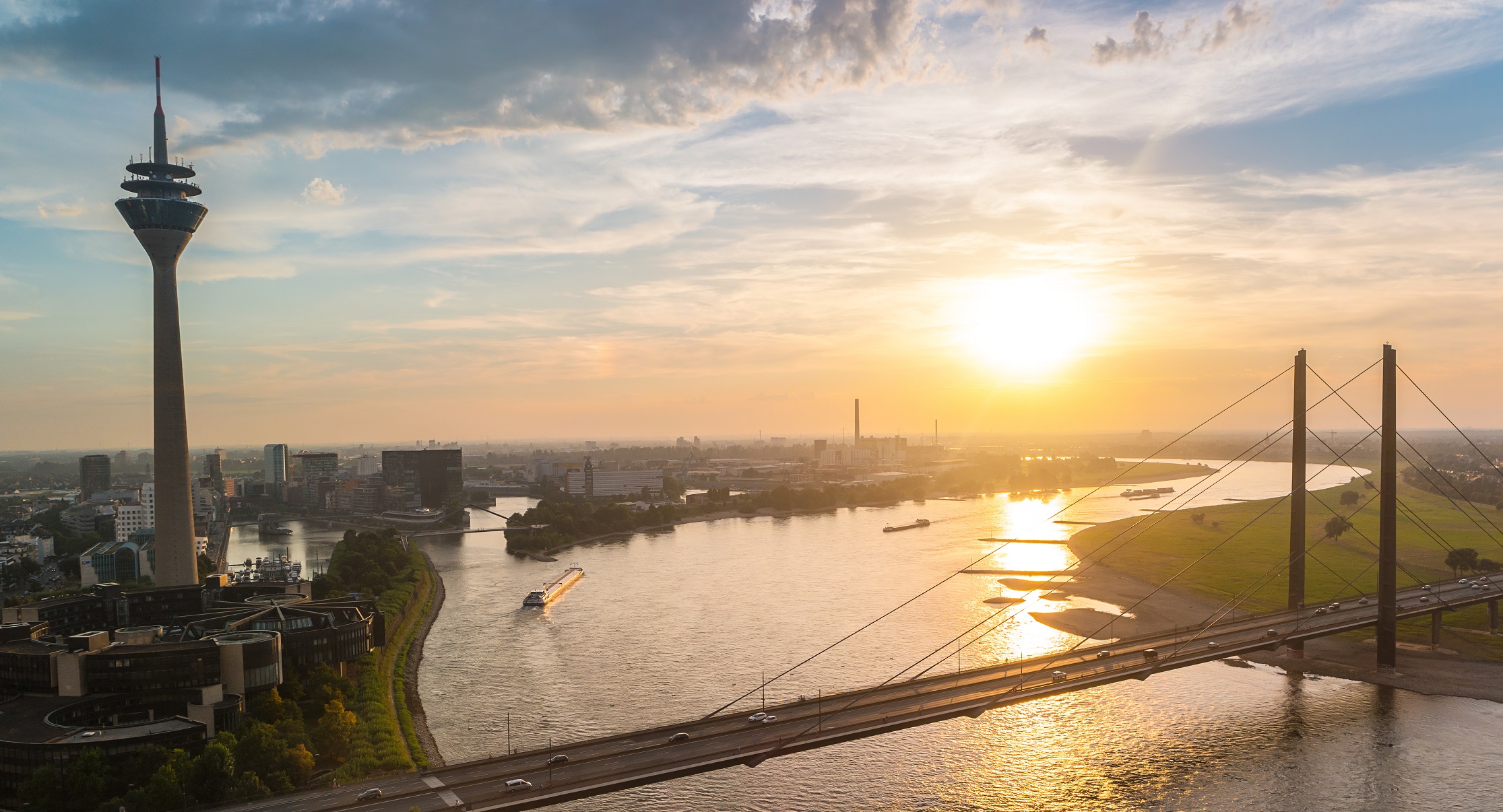 Panorama der Stadt Düsseldorf zum Sonnenuntergang